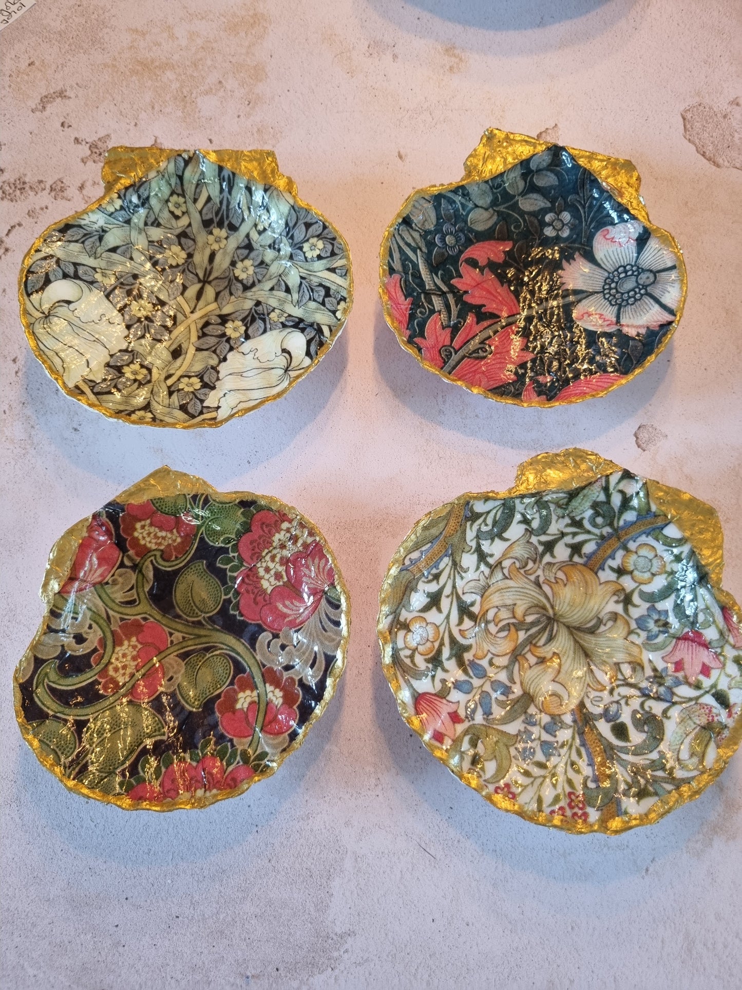 Bold Heritage Floral Scallop Shell Trinket Dish