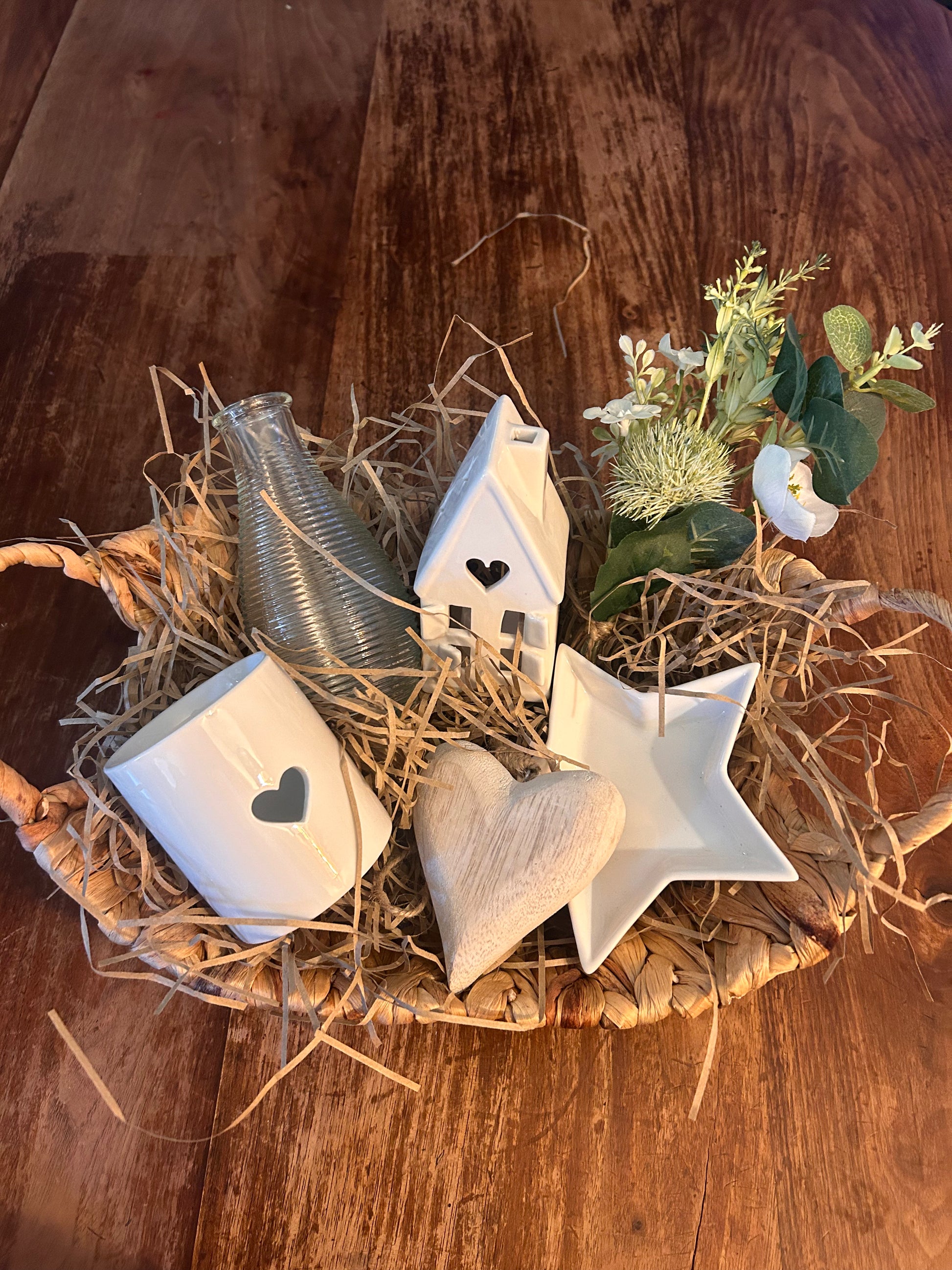Rustic Hamper Basket in white 
