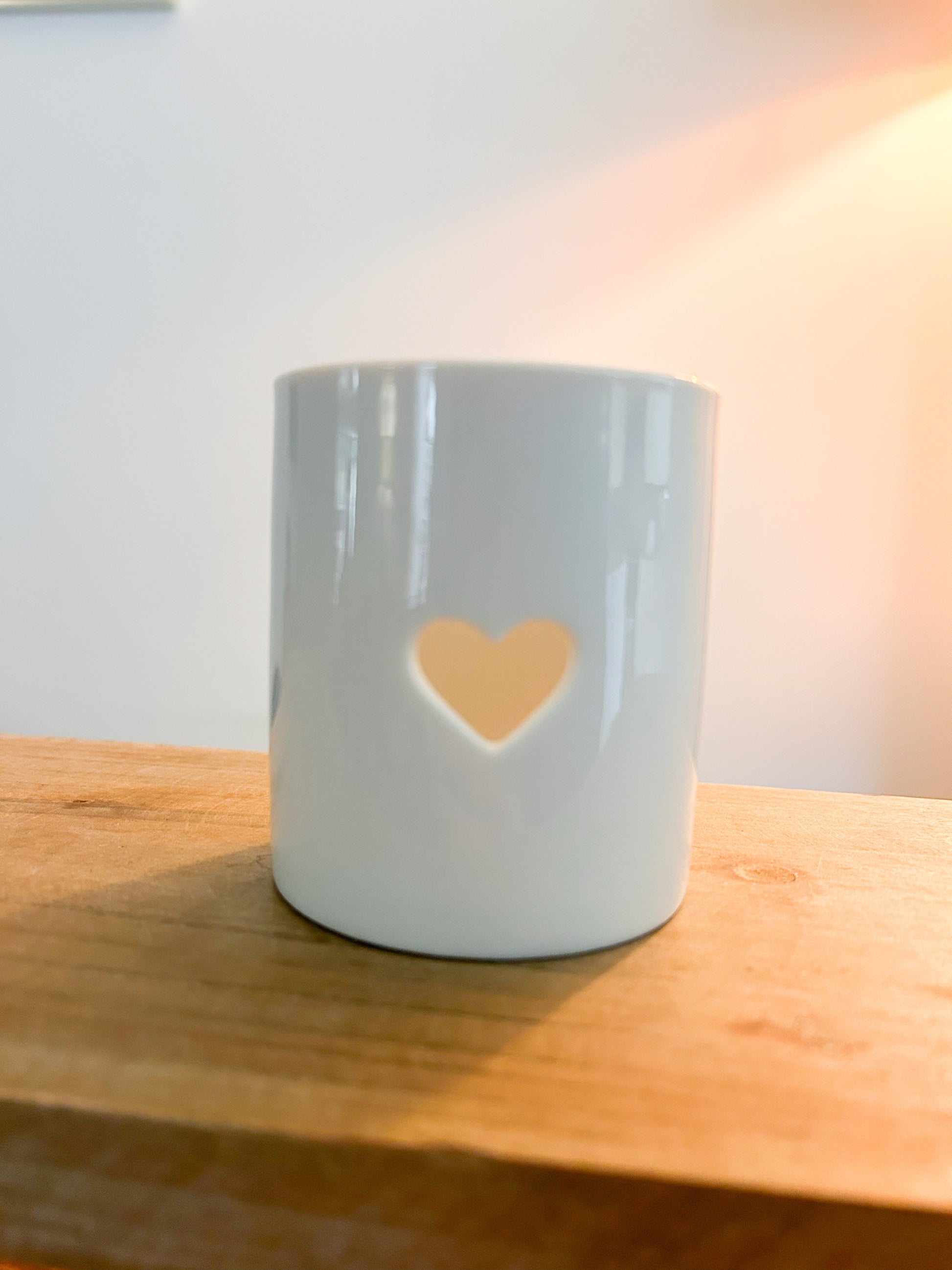T-light candle holder in white 
